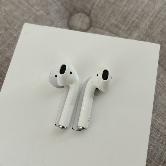 Apple AirPods with case. - Picture 4 of 5